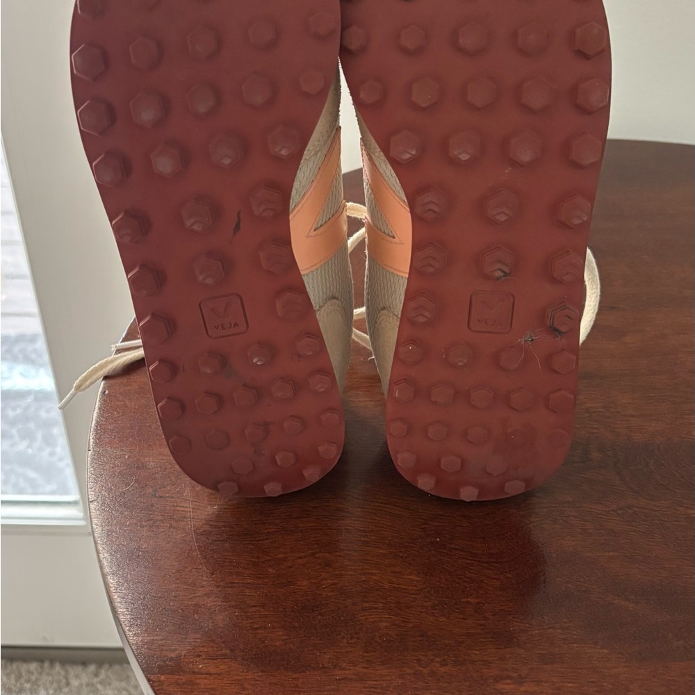 Veja women’s shoe size 7 - Picture 6 of 8